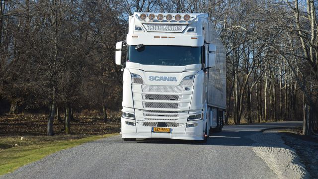 Ο επαρχιακός δρόμος προς τα ορεινά του Βερμίου χρειάζεται ιδιαίτερη προσοχή καθώς το οδόστρωμα είναι στενό και με κακής ποιότητας άσφαλτο.