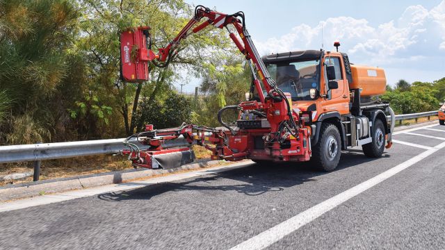 Πραγματικό πολυεργαλείο δουλειάς το Mercedes-Benz Unimog U 427 το οποίο μπορεί να χρησιμοποιηθεί για χορτοκοπή, κλάδεμα δέντρων και θάμνων, εκχιονισμό, σάρωση και καθαρισμό.