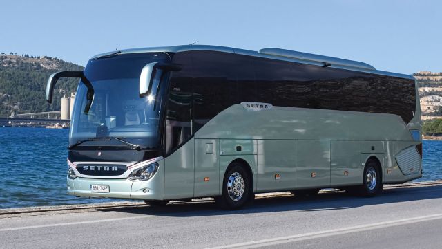 Το Setra εξοπλίζεται με τα πιο σύγχρονα συστήματα ασφαλείας όπως το ηλεκτρονικό σύστημα ευστάθειας (Ε.S.P), το ηλεκτρονικό σύστημα πέδησης (E.B.S), το σύστημα αντιμπλοκαρίσματος τροχών (Α.Β.S), την ηλεκτρονική υποβοήθηση πέδησης (B.A.S) το σύστημα ελέγχου πρόσφυσης (A.S.R) και τον περιοριστή συνεχούς πέδησης (D.B.L).