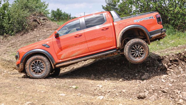 Από τις πιο σημαντικές αλλαγές, η συνεχής μετάδοση της κίνησης σε όλους τους τροχούς –σύστημα e-4WD.