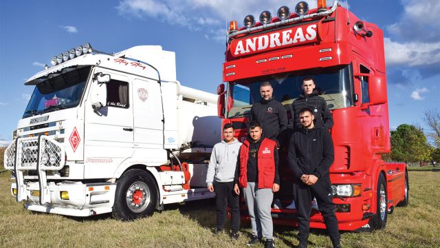 Παλαμάς team. Πάνω αριστερά ο ιδιοκτήτης του 143 Γιώργος Καρακώστας