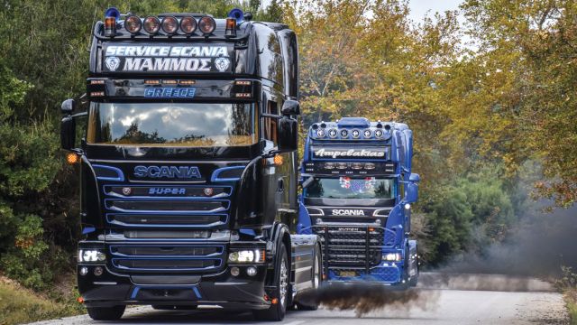 Το κρύο χειμωνιάτικο σκηνικό ανέλαβαν να ζεστάνουν τα δύο Scania με πολλά ντουμάνια και κάπνες. 