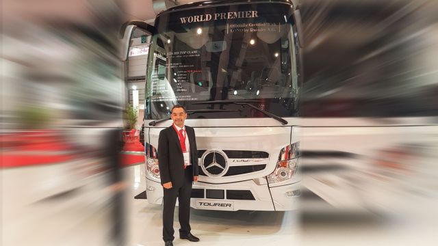 Ο κ. Δημήτρης Μιχαλόπουλος μπροστά στο Mercedes-Benz Tourer Τop Class 37-35+1+1.