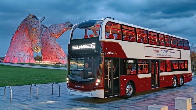 Το διώροφο Enviro400XLB δημιούργησε η Alexander Dennis Limited (ADL), στηριζόμενη στο τριαξονικό σασί Volvo B8L, με τον 8λιτρο diesel κινητήρα D8K των 350 ίππων να προέρχεται και αυτός από τη Volvo.