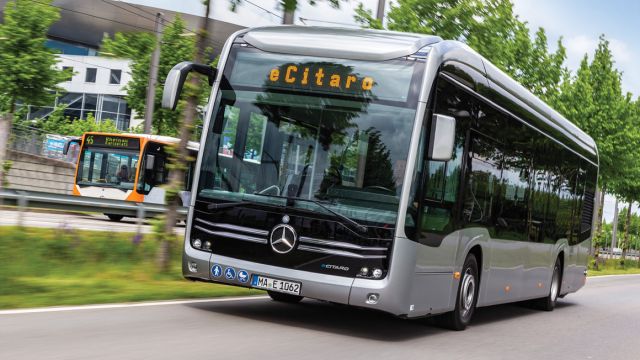 Το eCitaro «φοράει» φαρδύτερα ελαστικά από το αντίστοιχο ντίζελ, στρίβει το ίδιο γρήγορα, και ξεπερνάει ανωφέρειες άνω του 20% σε κλίση με χαρακτηριστική άνεση