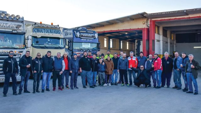 Φίλοι και πελάτες του συνεργείου Πίτης. 