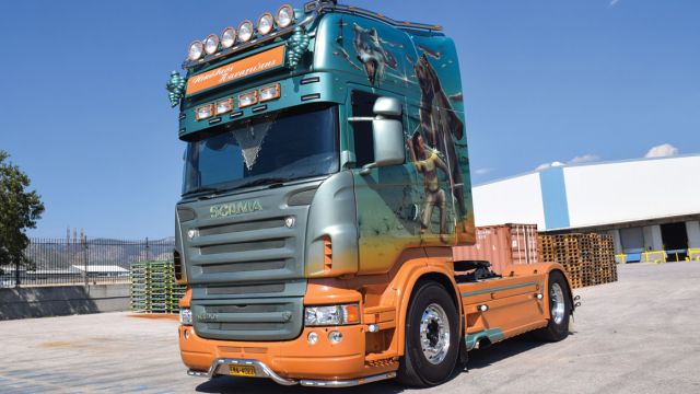 Α-R-ιστούργημα V8 από την Κρήτη. Μπάρα με προβόλια, φωτεινή επιγραφή, ανοξείδωτος γείσος και φωτάκια είναι μερικές από τις προσθήκες στην μπροστινή πλευρά του Scania.