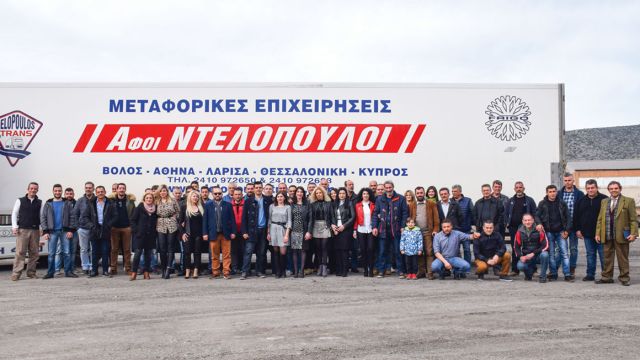 Το ανθρώπινο δυναμικό της επιχείρησης Αφοί Ντελόπουλοι στην καθιερωμένη-ετήσια-κοπής της βασιλόπιτας. 