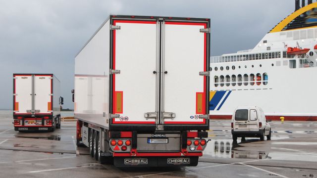 φορτηγο στο λιμανι