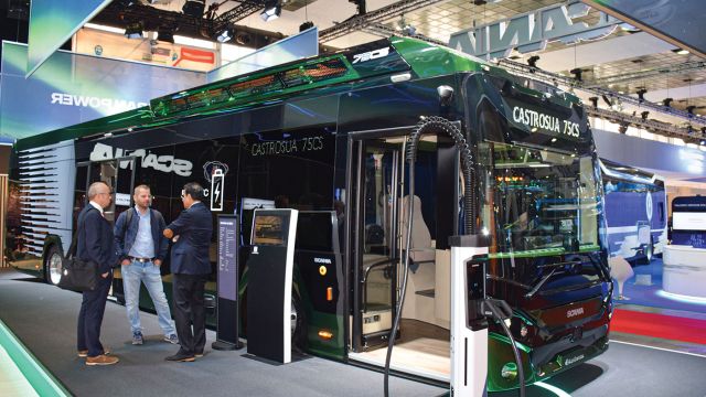 Το Scania Castrosua είναι διαθέσιμο σε δύο διαφορετικές εκδόσεις  μπαταριών, τη μικρότερη με χωρητικότητα 416 kWh και μια έκδοση  με πέντε μπαταρίες και χωρητικότητα 520 kWh.