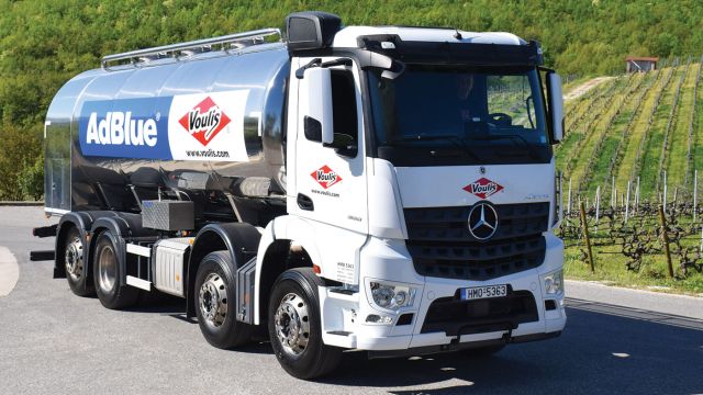 Το Arocs μεταφέρει Ad Blue σε πελάτες της εταιρείας σε όλη την Ελλάδα. Το βυτίο έχει χωρητικότητα 20.000 λίτρων.