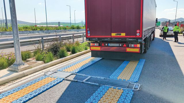 Οι αστυνομικοί ενημερώνονται μέσω των σταθερών ζυγαριών για το αν κάποιο φορτηγό είναι υπέρβαρο. Εν συνεχεία σταματούν το όχημα σε ασφαλές σημείο και γίνεται η ζύγισή του στη φορητή ζυγαριά. 