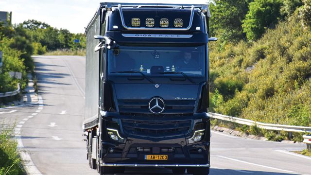 Το πρόσφατο απόκτημα της εταιρείας G&V Transporting, η οποία έχει στο στόλο της δώδεκα Mercedes-Benz Actros. To επικαθήμενο μεταφέρει διάφορα εμπορεύματα από τα Ιωάννινα στην Αθήνα και εν συνεχεία φορτώνει για την Κέρκυρα.