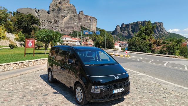 Το Staria με φόντο τους βράχους των Μετεώρων. Η φουτουριστική σχεδίαση του Hyundai Staria προσφέρει μια ξεχωριστή και εντυπωσιακή παρουσία. 