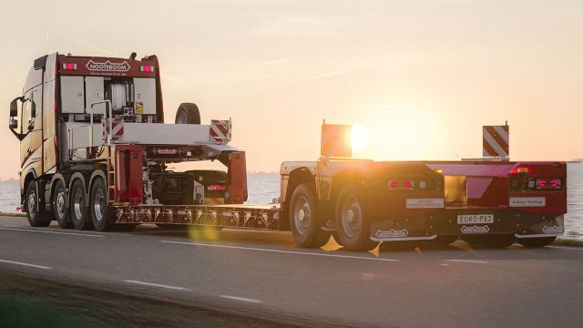 Το Euro-PX3 της Nooteboom πάνω σε 4άξονο τράκτορα χαμηλής φόρτωσης για βαριές μεταφορές κυρίως μηχανημάτων έργων.