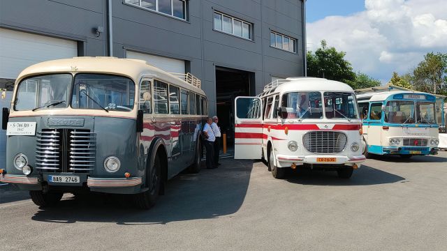 Τρεις γενιές λεωφορείων από την πρώην Τσεχοσλοβακία. Πρόκειται για τα μοντέλα Skoda S 706  RO, το Skoda 706 RTO lux και το Karosa SL 11.