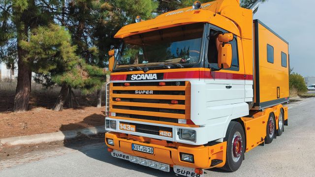 Το 143 ήταν τριαξονικός τράκτορας στον οποίο έγινε επιμήκυνση στο σασί του για να τοποθετηθεί η τροχοβίλα. Ένα κινητό σπίτι σε ρόδες!