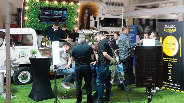Αρκετός κόσμος πέρασε από το περίπτερο της Samoladas Truck Insurance για να ενημερωθεί για τα οφέλη μιας σωστής ασφάλειας του φορτηγού, του φορτίου και της αποθήκης.