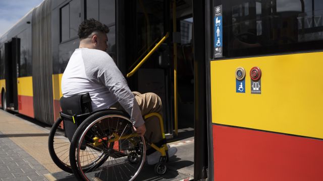 αναπηρος σε λεωφορείο freepik 