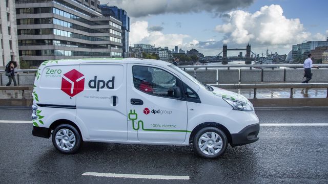 Μόνο ηλεκτρικά βαν όπως το εικονιζόμενο Nissan e-NV200 της βρετανικής μεταφορικής εταιρείας DPD, θα πωλούνται στο Ην. Βασίλειο από το 2035.