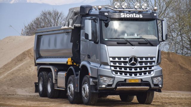 Το Mercedes-Benz Arocs της εταιρείας Σιόντας από τους Γόννους Λάρισας. Το μικτό βάρος του είναι 33.000 κιλά και το ωφέλιμό του 18.500 κιλά. Το κυρίως έργο του είναι η μεταφορά αδρανών υλικών.