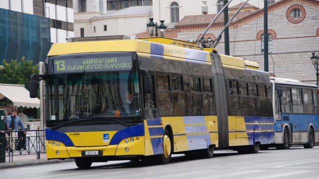Αρθρωτό τρόλει της Αθήνας. Μέρος του αμαξώματος κατασκευάστηκε και συναρμολογήθηκε στην ΕΛΒΟ