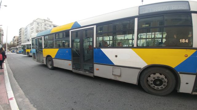 «Κάθε πέρσι και καλύτερα» φαίνεται πως ισχύει για τους επιβάτες των λεωφορείων και των τρόλεϊ, καθώς για μία ακόμα χρονιά, οι χρήστες των Μέσων Μεταφοράς της Αθήνας, τους έδωσαν τη χαμηλότερη βαθμολογία από όλα τα Μέσα, αξιολογώντας τα μάλιστα χειρότερα σε 9 από τα 10 κριτήρια. Αναμφισβήτητα ο εκσυγχρονισμός του στόλου θα βοηθούσε την κατάσταση.