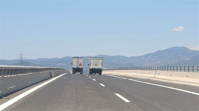 φορτηγα στην εθνική οδό