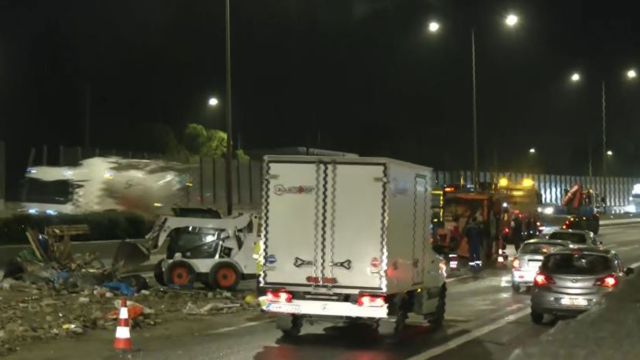 ανατροπή φορτηγού στον Κηφισό 