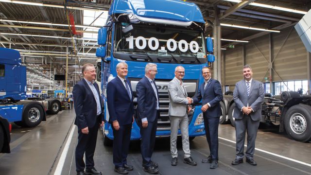 Τα κλειδιά για το 100.000o  όχημα παραδόθηκαν από τον πρόεδρο της DAF Trucks, Harry Wolters, στον Luc Gheys, συνιδιοκτήτη της εταιρείας Groep Gheys από το Βέλγιο.
