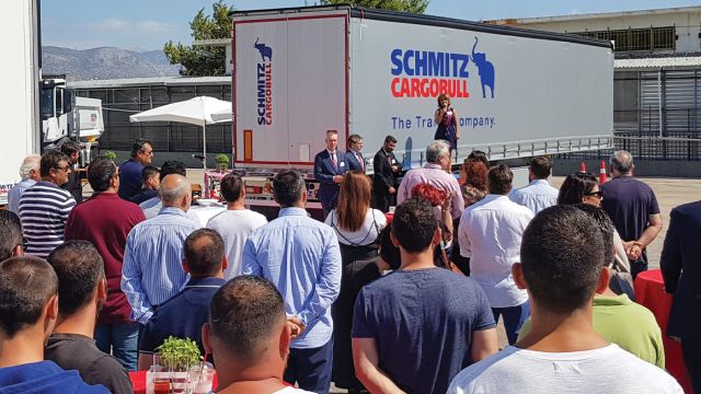 Πελάτες και φίλοι της μάρκας, δημιουργούσαν τις δικές τους παρέες και είχαν την ευκαιρία να συζητήσουν διάφορα θέματα της δουλειάς τους. Ενδιαφέρον και ευχάριστο για τους οικοδεσπότες υπήρξε το γεγονός ότι αρκετοί πελάτες παρέμειναν στο χώρο ως αργά και προχώρησαν σε παραγγελίες, όπως πληροφορηθήκαμε αρμοδίως.