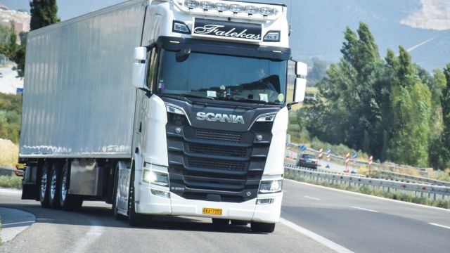 Το επικαθήμενο της μεταφορικής του Δήμου Φαλέκα μεταφέρει ευπαθή προϊόντα από την Ελλάδα προς βαλκανικές και ευρωπαϊκές χώρες. Σταθερό πάτημα του συρμού στις στροφές ακόμη και όταν κινείται με υψηλή ταχύτητα. 