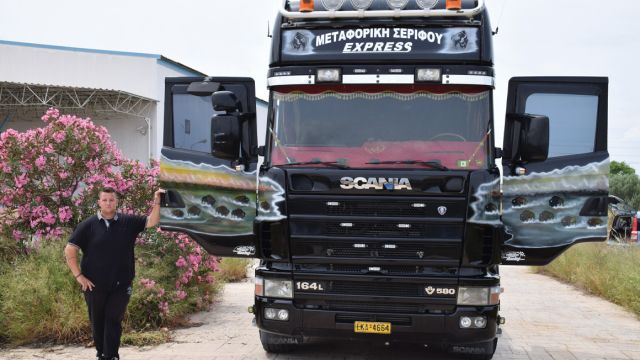 Ο Κώστας Λιβάνιος με το Scania του.