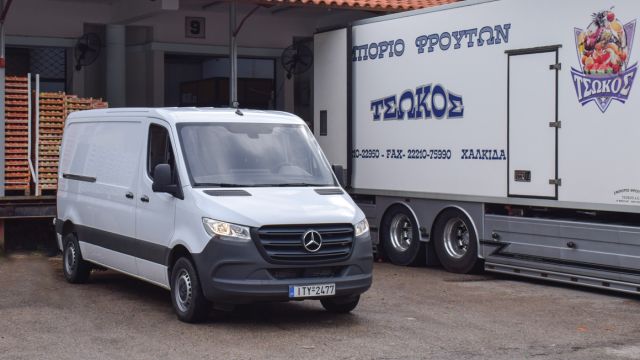 Φορτώνοντας φρούτα και λαχανικά στο κατάστημα του Δημήτρη Τσώκου στη Χαλκίδα.