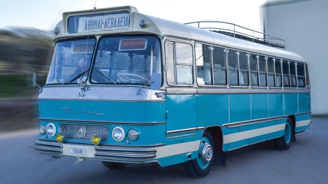 Το λεωφορείο του κ. Σπύρου Πελεκάνου, το R 495 του 1962, με το οποίο εκτελούσε δρομολόγια στο νομό Βοιωτίας αλλά και πιο μακρινά προς Αθήνα και Θεσσαλονίκη. Ο κινητήρας του αποδίδει 130 ίππους. Μια ακόμη αξιόπιστη κατασκευή της Βιαμάξ.