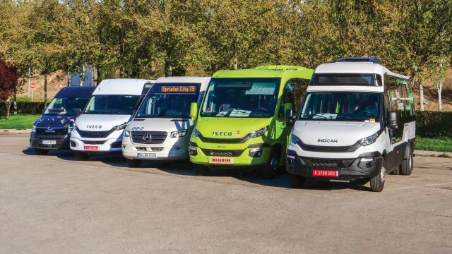 Τα 5 minibus που πήραν μέρος στο συγκριτικό με το νικητή στο κέντρο της φωτό.