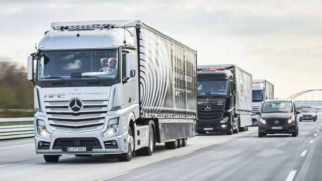 Στην πράξη, σύμφωνα με τα στελέχη της Daimler, η ασύρματη σύνδεση χάνεται συχνά, επιβατικά μπαίνουν ανάμεσα στον σχηματισμό αναγκάζοντας το platoon να φρενάρει, και τα φορτηγά επιταχύνουν προκειμένου να ξανασυνδεθούν καίγοντας επιπλέον καύσιμο στη διάρκεια της διαδικασίας.