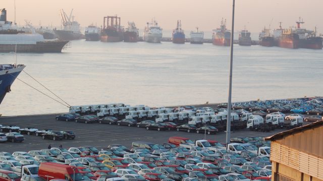 αυτοκινητα σε τελωνειο σε λιμανι