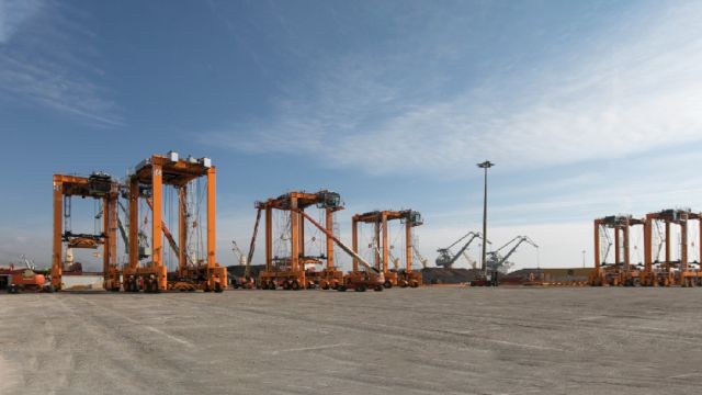 Τα 12 καινούργια Straddle Carriers που αγόρασε η νέα Διοίκηση της ΟΛΘ ΑΕ από την εταιρεία Konecranes Noell και τα οποία έχουν τη δυνατότητα στοιβασίας των εμπορευματοκιβωτίων σε 3 επίπεδα καθ’ ύψος.