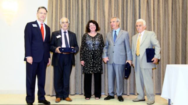 Ο κ. Roland W. Schacht και η κα Monika Weber βράβευσαν τον κ. Ευάγγελο Λύκαρη ως τον πρώτο υπάλληλο της ΜΑΝ, τον κ. Κωνσταντίνο Πλέσσα ως τον πρώτο Διευθύνοντα Σύμβουλο της ΜΑΝ και τον κ. Παύλο Αντωνιάδη για το πρώτο Συνεργείο ΜΑΝ.