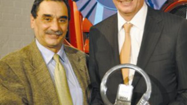 Ο επικεφαλής της ΜΒ Trucks Hubertus Trosca με τον Μανώλη Αγριμανάκη που εκπροσωπεί τη χώρα μας στον Διεθνή Οργανισμό International Truck of the Year αμέσως μετά την απονομή.