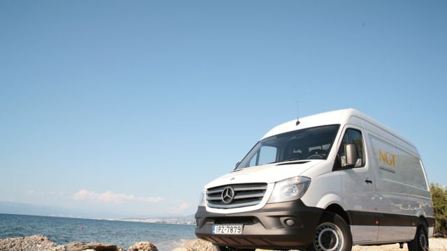Μάθετε τα πάντα για το νέο Sprinter φυσικού αερίου, την αυτονομία του, το χρόνο απόσβεσης, τον κινητήρα και τη συμπεριφορά στο δρόμο μέσα από το τεύχος Αυγούστου που κυκλοφορεί στα περίπτερα.