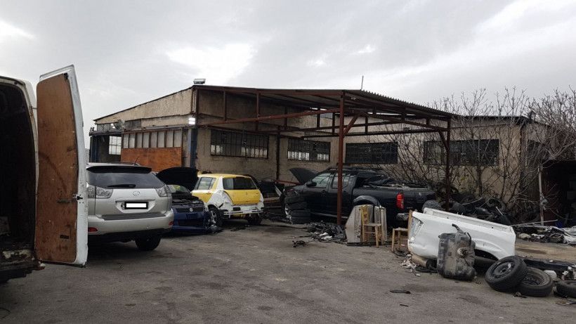 Με γερανούς και αυτοκινητάμαξες μετέφεραν τα κλεμμένα οχήματα