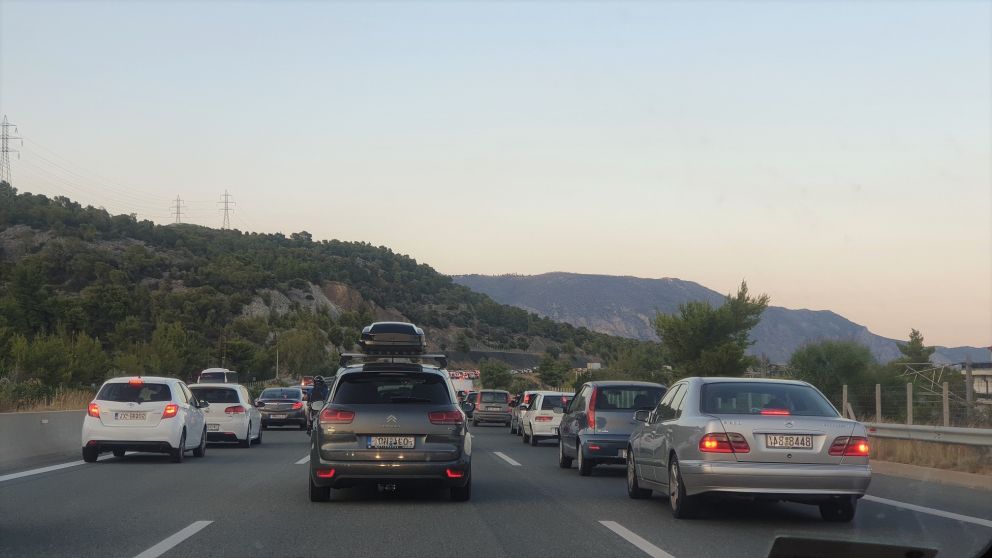 αυτοκίνητα στην εθνική οδό