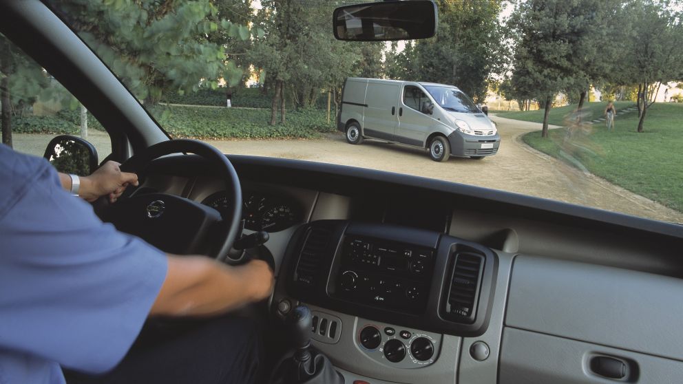 Οι υπουργοί Μεταφορών της ΕΕ αποφάσισαν την ενεργοποίηση ορισμένων άρθρων που περιλαμβάνονται σε τρεις παλαιότερους κοινοτικούς κανονισμούς και αφορούν στον εξοπλισμό ασφαλείας των ελαφρών επαγγελματικών και SUV οχημάτων.