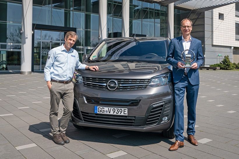 Ο Michael Lohscheller, CEO της Opel (δεξιά), παρέλαβε το βραβείο International Van of The Year για το νέο Opel Vivaro-e από τον Γερμανό δημοσιογράφο Johannes Reichel.