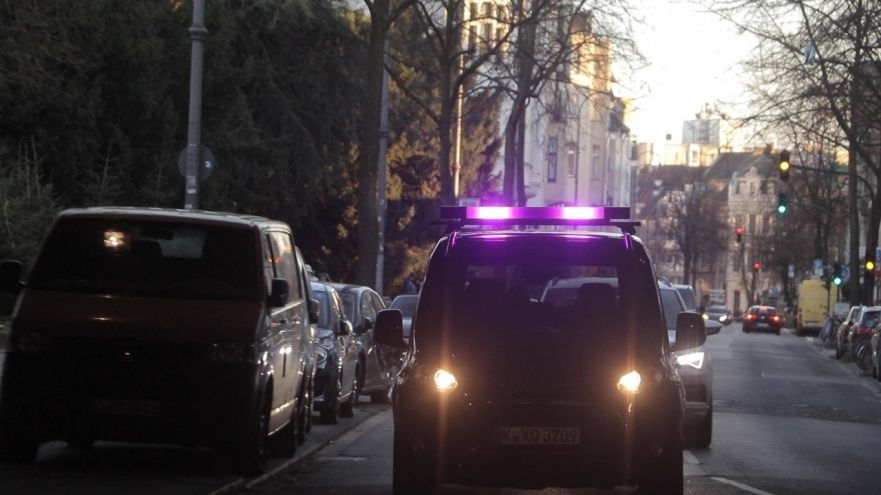 Στην οροφή του Transit Connect υπήρχε μια μπάρα φωτισμού, η οποία εξέπεμπε λευκό, μωβ και τιρκουάζ χρώμα, προσπαθώντας να υποδείξει αν το όχημα σκόπευε να συνεχίσει την πορεία του ή να σταματήσει παραχωρώντας στον πεζό προτεραιότητα. 