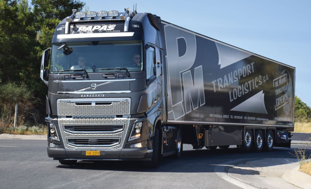 Το επετειακό VOLVO FH16 750, η ναυαρχίδα του στόλου των πενήντα αυτοκινήτων του Μιχάλη Παπά με σύγχρονο θάλαμο Schmitz, κατάλληλο για διεθνείς μεταφορές φαρμάκων, μια κατηγορία στην οποία ειδικεύεται η APM έχοντας κερδίσει την εμπιστοσύνη των φαρμακευτικών βιομηχανιών εντός και εκτός Ελλάδος.