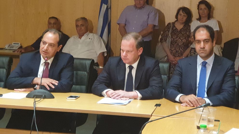 «Τα έργα ανήκουν στον ελληνικό λαό που τα πληρώνει και όχι στα υπουργεία», δήλωσε ο απερχόμενος υπουργός Υποδομών και Μεταφορών Χρίστος Σπίρτζης, κατά την τελετή παράδοσης-παραλαβής. Από αριστερά οι κ.κ. Χρίστος Σπίρτζης, Κώστας Καραμανλής και Γιάννης Κεφαλογιάννης. Ο τελευταίος, αναλαμβάνει τα θέματα Μεταφορών.