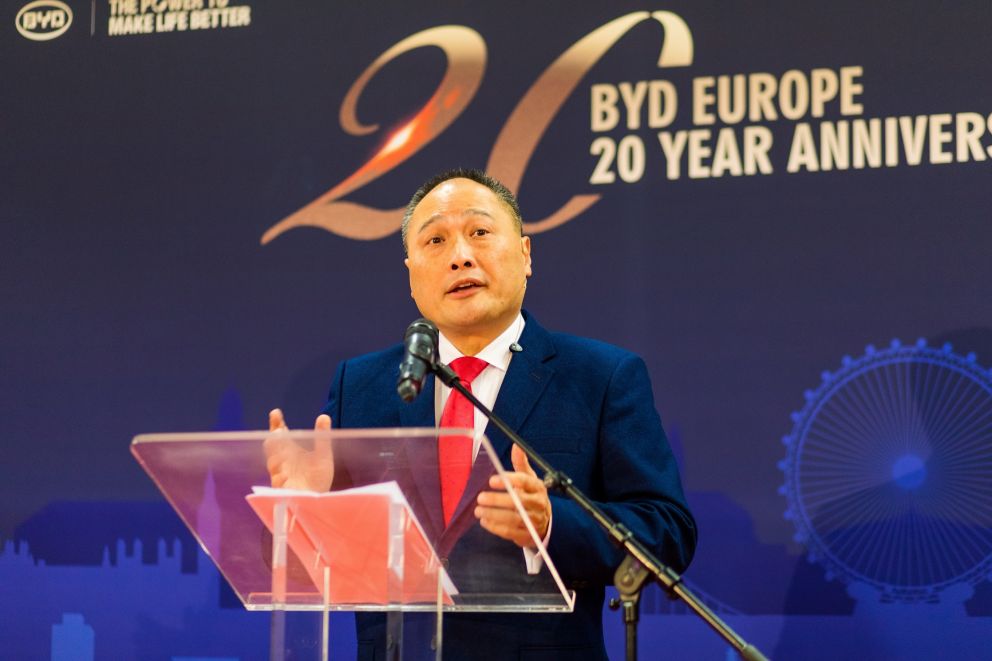 Πριν από είκοσι χρόνια η BYD Europe αποτέλεσε την πρώτη θυγατρική εταιρεία της BYD εκτός Κίνας. Στη φωτογραφία βλέπουμε τον κ. Isbrand Ho, Διευθύνοντα Σύμβουλο της BYD Europe, η οποία εδρεύει στην Ολλανδία.